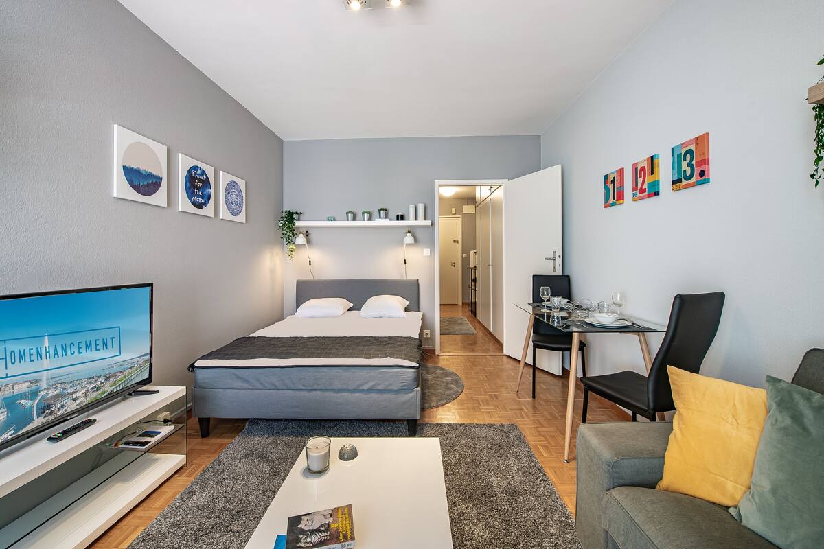 Iron/ironing board, bed sheets