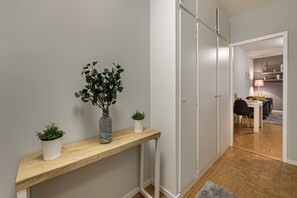 Studio Deluxe | Fer et planche à repasser, draps fournis