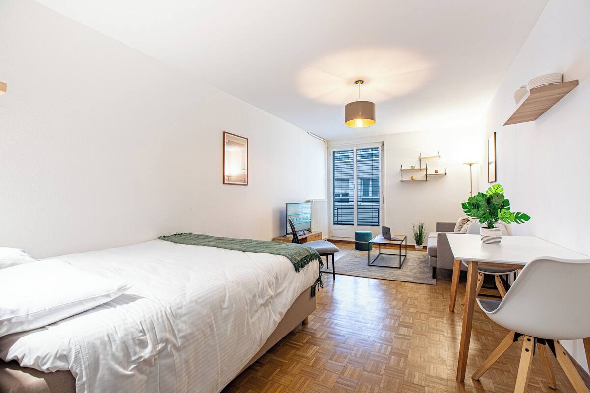 Studio - 26 - 656000 | Iron/ironing board, bed sheets