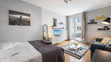 Iron/ironing board, bed sheets