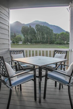 Outdoor dining - A wonderful 2 bedroom/2 bath rental (1,000 sq (Durango)