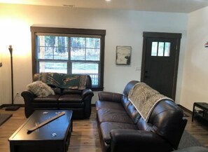 Een smart-tv, een open haard en een dvd-speler