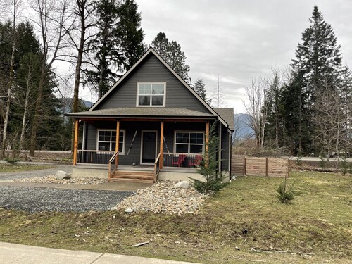 The Packwood Wolf Den - In the ❤️ of Packwood! Hot tub!
