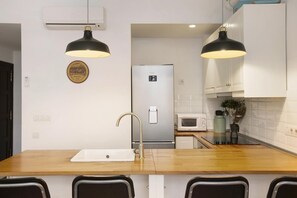 Frigorífico, microondas, placa de cocina y cafetera o tetera