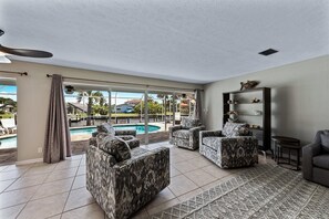 House (Villa Sorrento) | Living room | TV, DVD player - Villa Sorrento (Cape Coral)