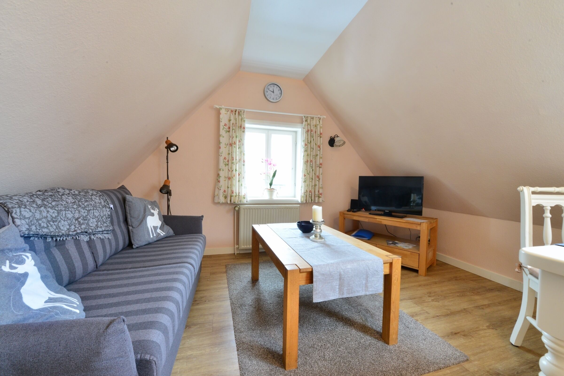 Televisión, chimenea y estéreo 