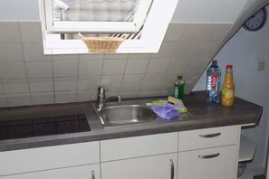 Frigorifero, piano cottura, macchina per tè/caffè, tostapane