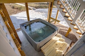 Outdoor spa tub - Quiet, Bayfront Seclusion w/ Pond, Dogs Welcome! (Eastpoint)