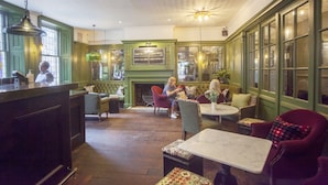Bar (on property) - The King's Arms (Dorchester)