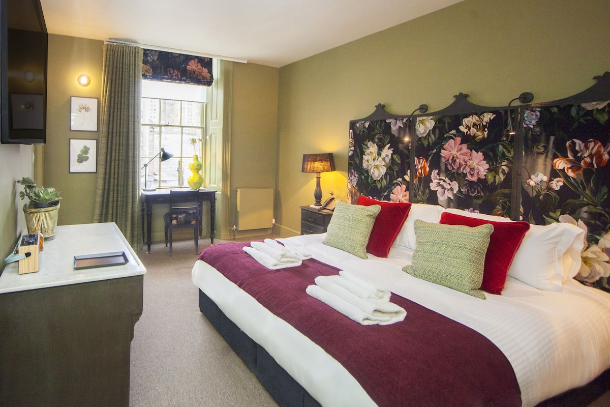 Comfy Double or Twin Room | Desk, iron/ironing board, WiFi (free), individually decorated