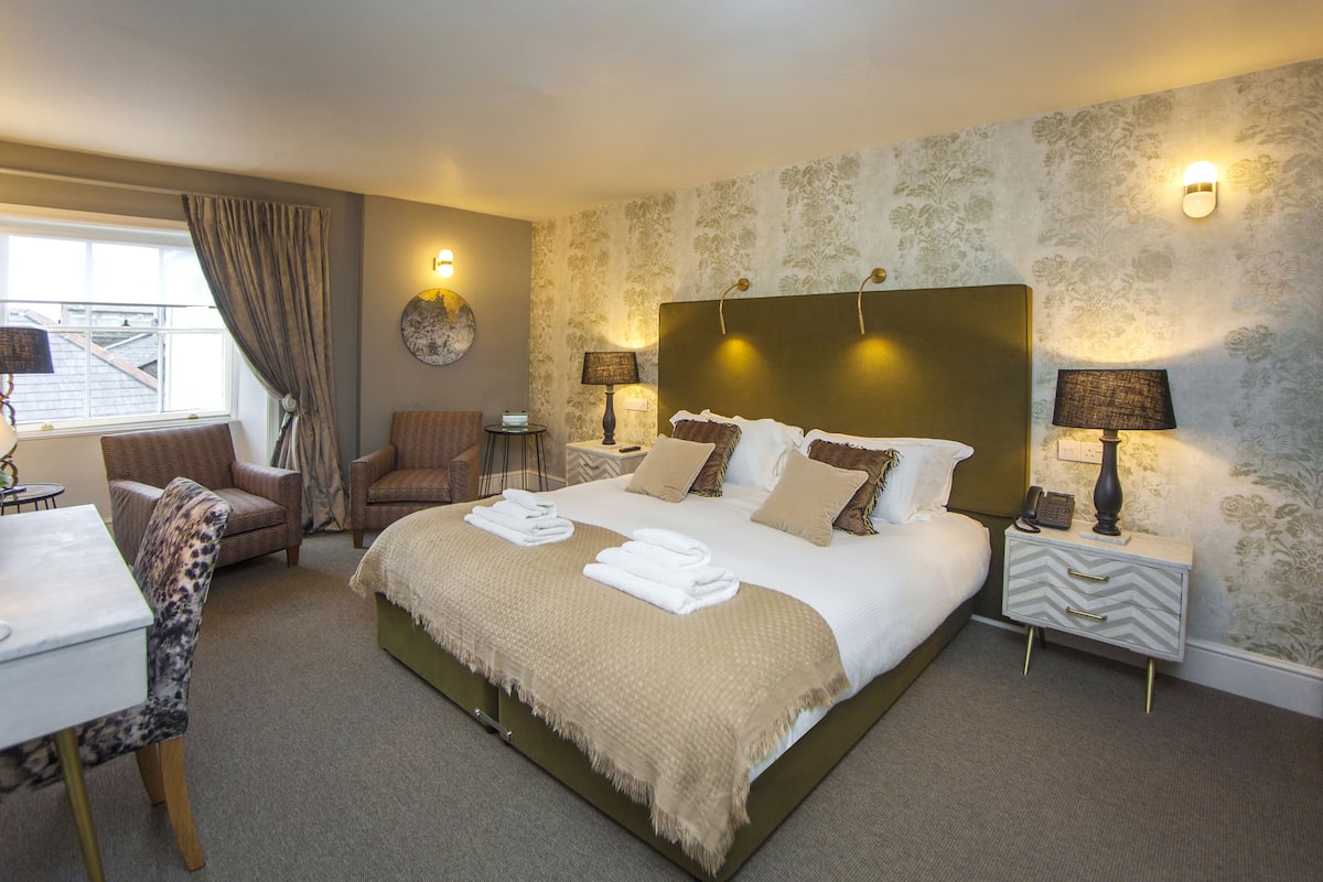 Fancy Double or Twin Room | Desk, iron/ironing board, WiFi (free), individually decorated