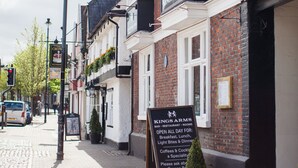 A building with a sign reading "Kings Arms" indicating a bar, restaurant, and rooms. - The King's Arms (Dorchester)