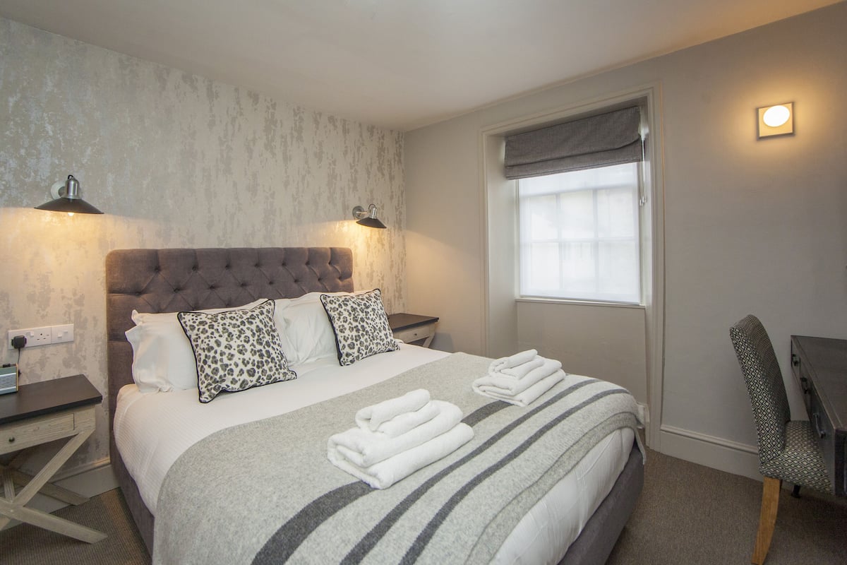 Snug Double Room | Desk, iron/ironing board, WiFi (free), individually decorated