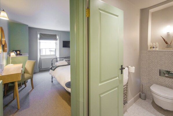 Snug Double Room | Individually decorated, individually furnished, desk, iron/ironing board - The King's Arms (Dorchester)