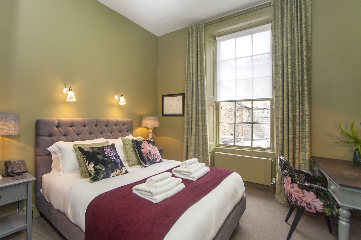 Cosy Double Room | Desk, iron/ironing board, WiFi (free), individually decorated