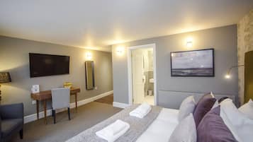 Fancy Double or Twin Room | Individually decorated, individually furnished, desk, iron/ironing board