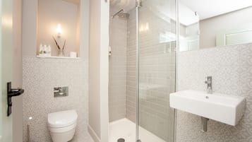 Snug Double Room | Bathroom | Free toiletries, hair dryer, towels