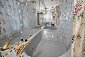 Badewanne, Whirlpool, Haartrockner, Handtücher