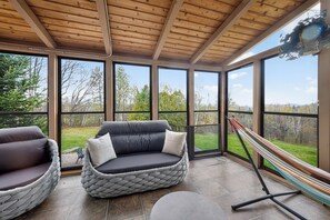 Smart TV, chimenea, videojuegos, futbolito