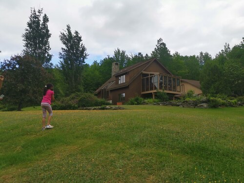 Mountain Views 3BR - Pet Friendly, Hot Tub & Projector