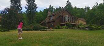 Mountain Views 3BR - Pet Friendly, Hot Tub & Projector