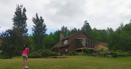 Mountain Views 3BR - Pet Friendly, Hot Tub & Projector