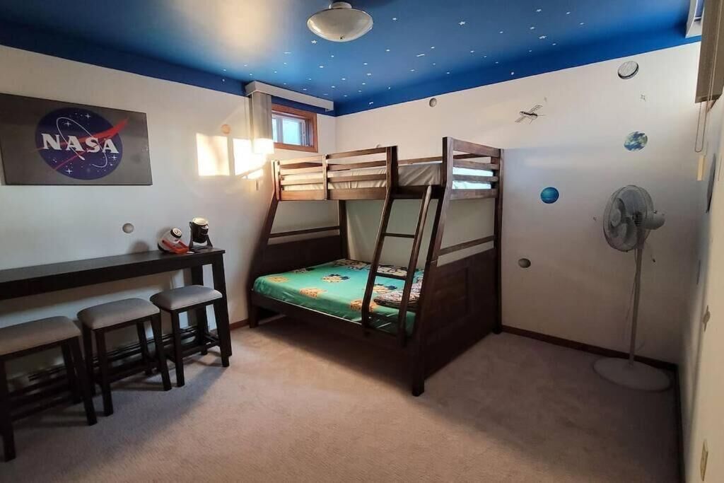 3 bedrooms, desk, iron/ironing board, travel cot