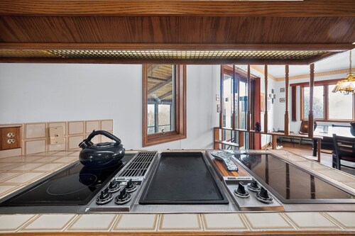 Mountain Views 3BR - Pet Friendly, Hot Tub & Projector