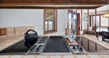 Mountain Views 3BR - Pet Friendly, Hot Tub & Projector