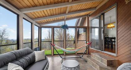 Mountain Views 3BR - Pet Friendly, Hot Tub & Projector