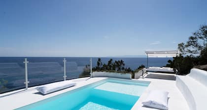 Luxurious Seafront Villa With Pool and Private Rocky Beach