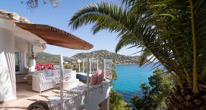 Luxurious Seafront Villa With Pool and Private Rocky Beach