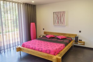 4 makuuhuonetta, silitysrauta/-lauta, vauvan matkasänky, Wi-Fi