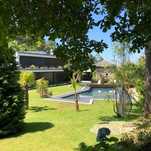 Una piscina al aire libre