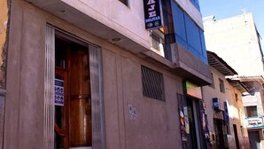 Un edificio con un letrero que dice "HOSPEDAGE BOLIVAR", que indica una clínica médica.