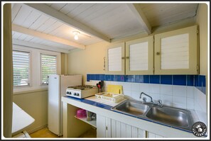 Kühlschrank, Wasserkocher mit Kaffee-/Teezubehör