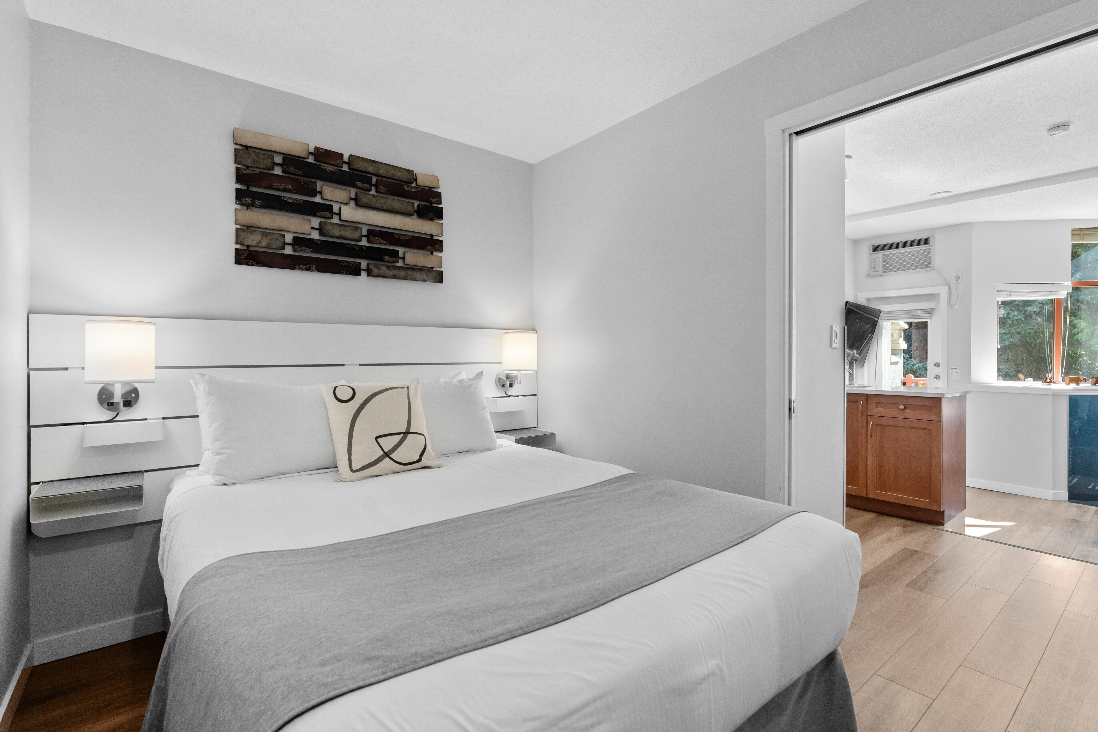 Een strijkplank/strijkijzer, wifi, beddengoed