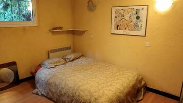 1 chambre, fer et planche Ă  repasser, Wi-Fi gratuit, draps fournis