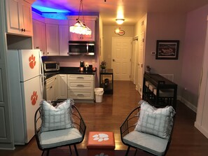 Jääkaappi, mikroaaltouuni, astianpesukone, kahvin-/teenkeitin