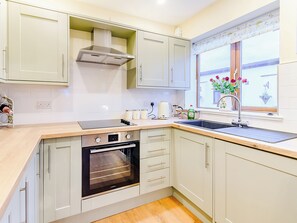 Oven, freezer - 1 bedroom accommodation in Great Hatfield, near Hornsea (Great Hatfield, near Hornsea)