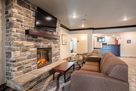 Lobby sitting area. Cobblestone Inn & Suites - Pine Bluffs
