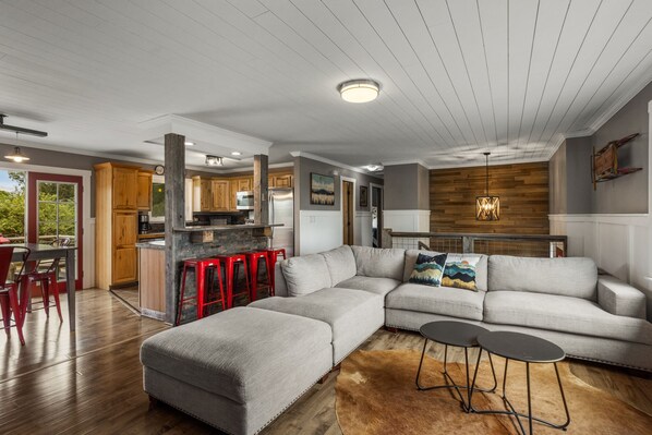 Smart-TV, Kamin, Bücher