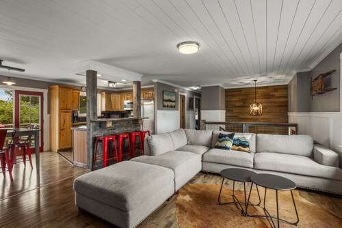 Bozeman Haus, a cozy split level 4 bedroom house, pet friendly with a pool table