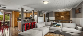 Bozeman Haus, a cozy split level 4 bedroom house, pet friendly with a pool table