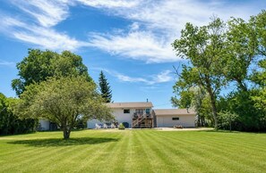 Exterior - Bozeman Haus Spacious 4 Bedroom with a Pool table, BBQ, Fire Pit & Dog Friendly! (Bozeman)