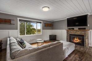 Smart-TV, Kamin, Bücher