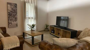 Smart TV, fireplace, stereo