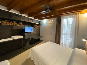 3 bedrooms, in-room safe, iron/ironing board, travel cot