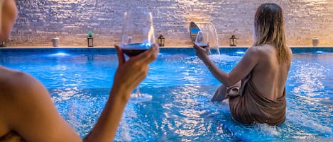 2 piscinas techadas, camas de piscina gratis, sombrillas