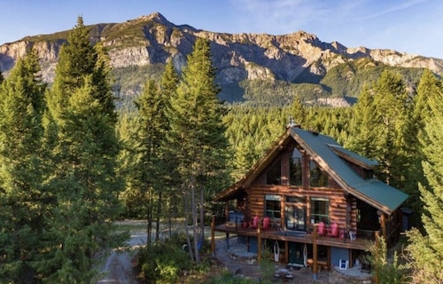 Spectacular mountain views in beautiful log chalet